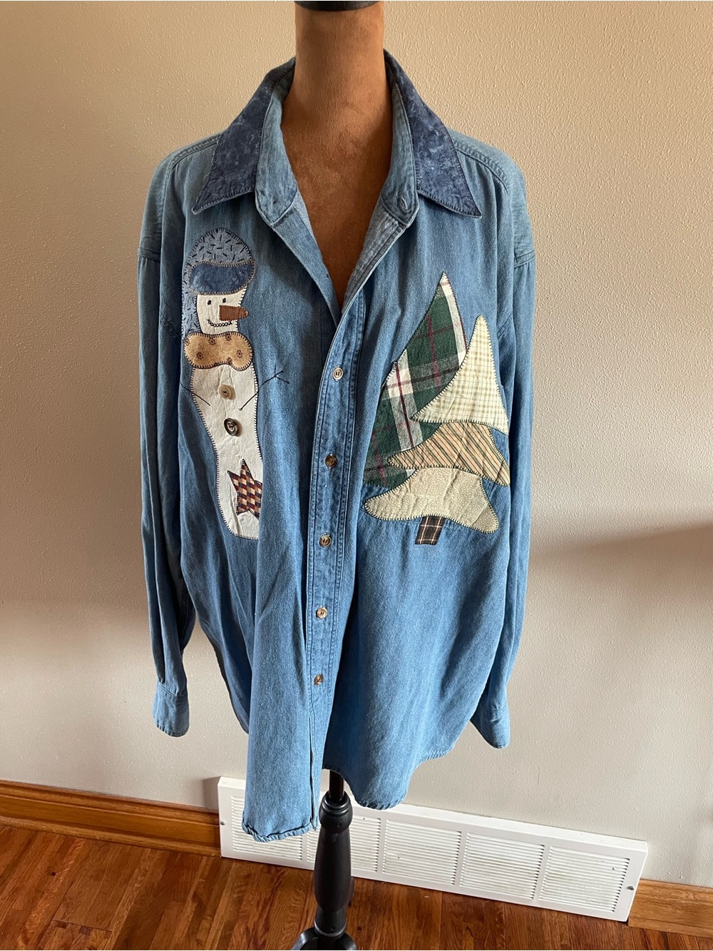 Vintage Women’s Light Blue Denim Button-Down Shirt with Appliqué Snowman & Trees